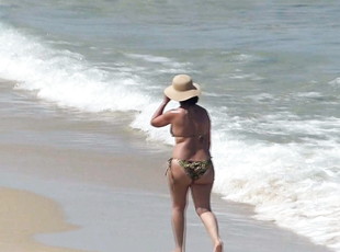 Mature with great ass on the beach